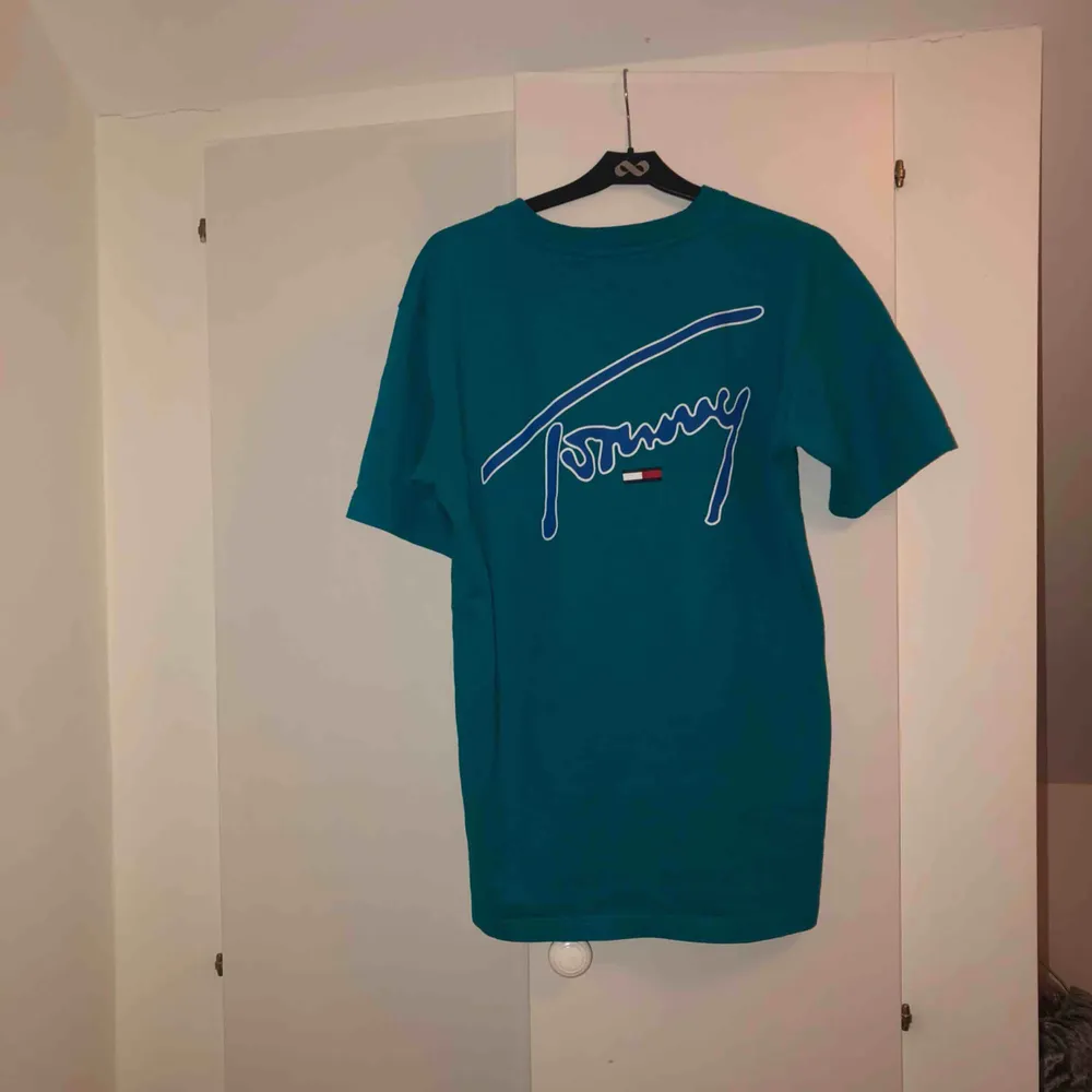 Jättefin Tommy Jeans t-shirt. Inköpt på Urban Outfitters för 700kr. Använd 2 gånger. . T-shirts.