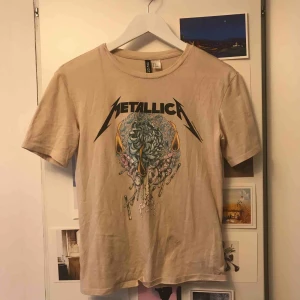  - Tröjan från H&M. Stl S, 40kr! Fraktar eller möts upp i Vingåker/Katrineholm.