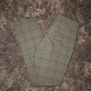  - Grymt snygga kostymbyxor från Mango. Gråa med mörkgröna detaljer. Använda ett fåtal gånger, men i sprillans nytt skick. 