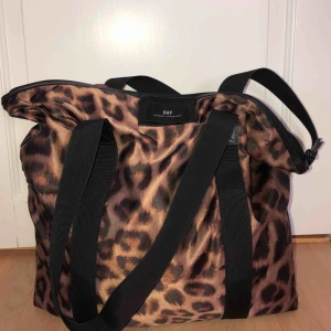  - Stor och rymlig väska från Day Birger et Mikkelsen! Bra skolväska, träningsväska eller bara en snygg del av outfiten ✨ Nypris 549kr. Priset går att diskuteras vid snabb affär. Frakten kostar runt 50kr 🌞