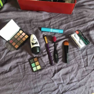  - Olika oanvända sminkprodukter och borstar