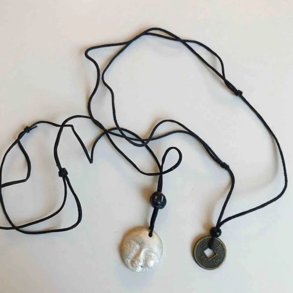 Massa olika halsband och ett armbandđâš*BlĂ„tt runt keramikhalsband med gulddetaljer: 20 kr *BAE-halsband: 10 kr *PEACE-halsband: 15 kr *Armband med blĂ„ sten: 20 kr *MOONFACE-halsband: 20 kr *THAI-CHOKER: 10 kr. đFRAKT 10 krđ. Asusteet.