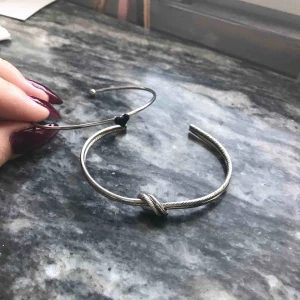  - Silver bangles / armband ena med en dubbelknut och den andra med ett litet hjärta på! Jätte söta att ha tillsammans med andra smycken *ej äkta silver Säljer de tillsammans för 20kr