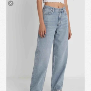  - Modellen Rail från Weekday. Sparsamt använda då de är för små för mig. Kan skicka mer bilder om du är intresserad!  Orginalpris 500kr.  Möts upp i Sthlm eller fraktar då köpare står för kostnad! 