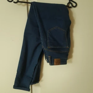  - Mörkblå bershka jeans 32. Betalning via swish. Köparen står för frakt.