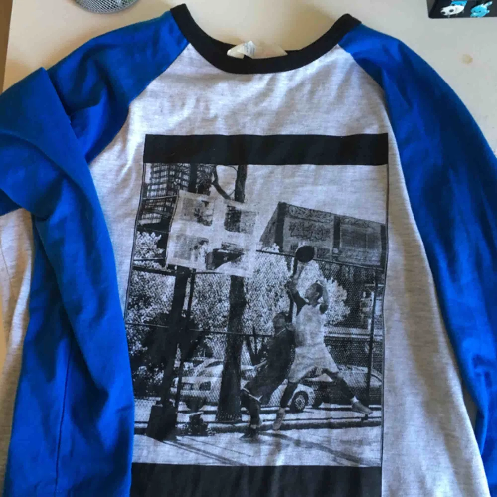 Cool långärmad tröja från H&Ms killavdelning. Endast använd ett fåtal gånger. 🏀🐸 vid frakt betalar köparen frakt (60 kr) 🚨. Toppar.