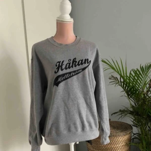  - Håkan Hellström sweater i collagematerial. Storlek S/M men blir snygg oversize på xs. Använd fåtal gånger.