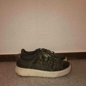  - Säljes pga garderobsrensning! Puma suede i mörkgrön. Skicka meddelande för fler bilder. Allt som ser smutsigt ut går att ta bort, men eftersom de dammar i min garderob har jag ej löst det. Köparen står för frakt! Kan mötas upp i Sthlm! 