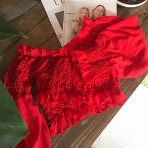  - Jättefin röd blus. Står ingen storlek men jag skulle säga att det är S.