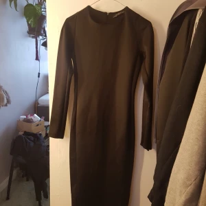  - Svart klänning i scuba-tyg från Zara. Tight så passar även S. Möts i Stockholm eller skickar, k  öparen står för frakt.