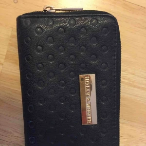  - Plånbok från Holly & whyte. Använd ett fåtal ggr men är som ny! Köparen står för frakten!