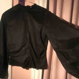  - Finaste blusen med ballongärmar. 100% bomull, knappt använd. 