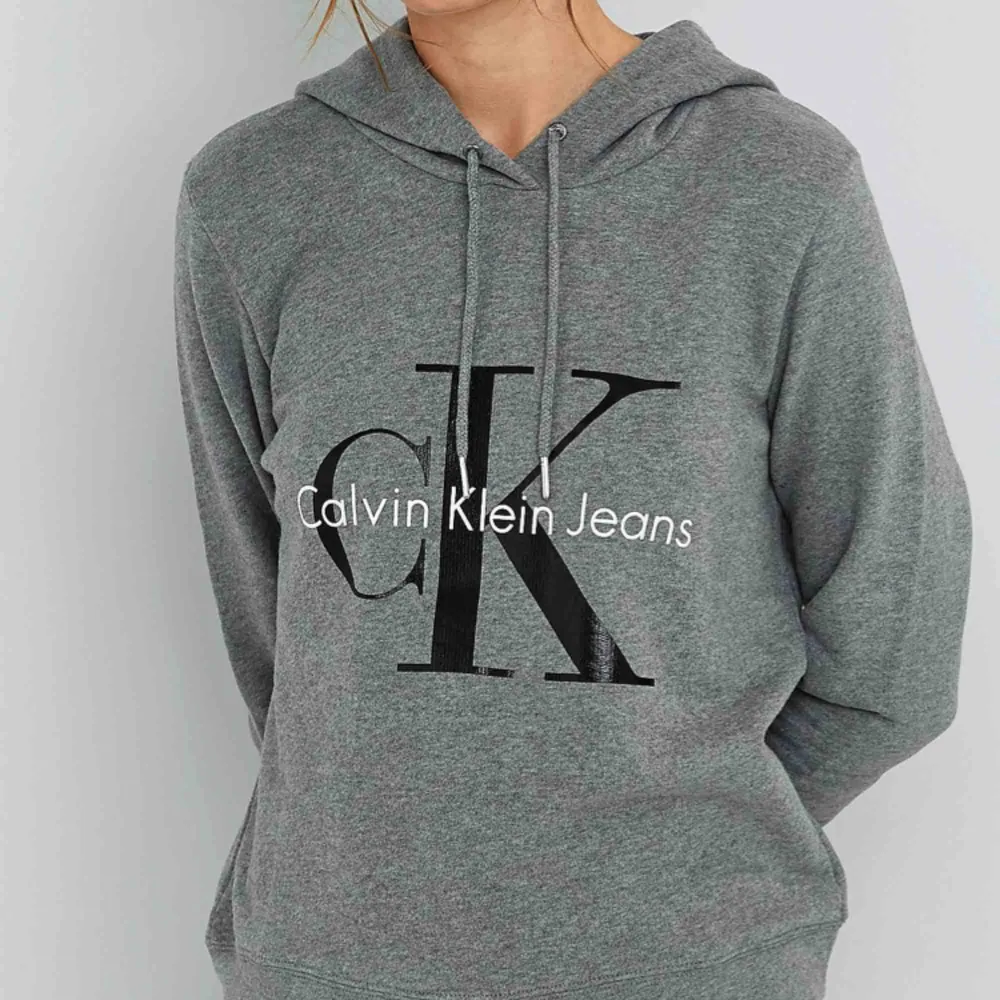 Skön hoodie från Calvin Klein i storlek S. Som ny.. Tröjor & Koftor.