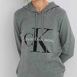  - Skön hoodie från Calvin Klein i storlek S. Som ny.