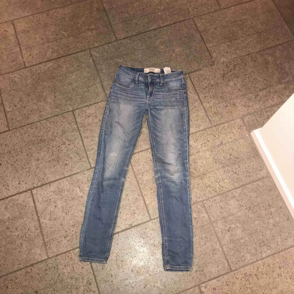 Extremt snygga ljusa jeans från Abercrombie! Säljer pga för liten storlek! Lite använda. Jeans & Byxor.