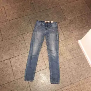 Extremt snygga ljusa jeans från Abercrombie! Säljer pga för liten storlek! Lite använda