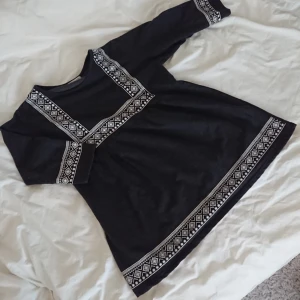  - Säljer denna JÄTTEFINA klänning eftersom jag aldrig använder den. Egentligen är det en blus, men jag använder den som (en väldigt kort) klänning. Den är från det koreanska märket Goroke och kvalitén är verkligen bra, den ser precis ut som när jag köpte den.  Längd 69cm Armar 41cm Omkrets 94cm  Mötas i centrala Stockholm OK Frakt (extra fraktkostnad) OK 