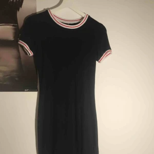  - Svart klänning som tyvärr är för lång för min smak. Väldigt strechig. Sparsamt använd. Köparen står för frakt💕