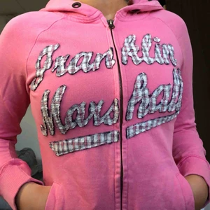 - Ljusrosa hoddie med luva från Franklin Marshall.  Ordinarie pris 999:- Använd en del men har endast garderoben senaste året så därför säljer jag den nu