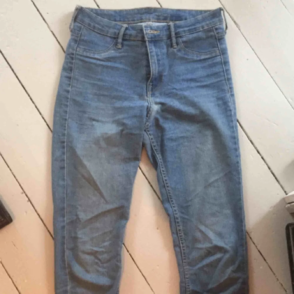 Ljusa tajta jeans i fint skick förutom ett litet hål på rumpan (se bild tre). . Jeans & Byxor.