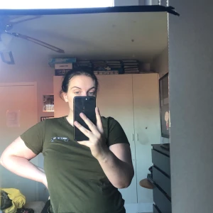 BikBok - Har köpt tröjan på bikbok, strl M. Det står ”Member of a girl gang” 