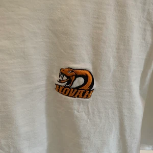 Hov1 Merch Snake - Assnygg Hov1 snake merch köpt 2018 på deras hemsida. Använd men okej skick! Normal i storleken. Priset går att diskutera. Köpt för 300kr. Möts upp i Stockholm annars står köparen för frakten. 