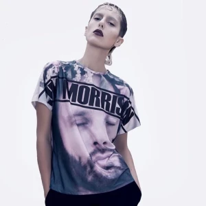  - Handsydd T-shirt med tryck. Luftigt och mjukt tyg i 100% polyester. Något glossy

Skick- 👌🏻 NY. Aldrig använd 