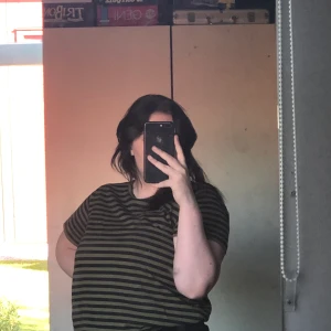 Lager 157 grön randig t-shirt - Strl L sitter som en M