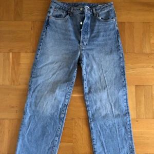 Blåjeans - Världens finaste blåjeans. Höga i midjan och sitter perfekt. Storlek 40.