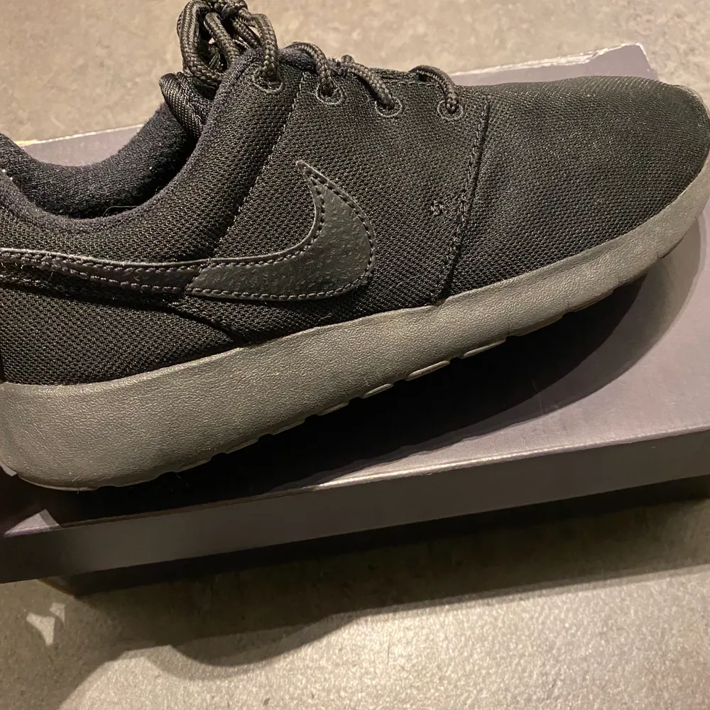 Hel svarta Nike skor i stl 37,5, använda max 5gr nypris 679kr. Skor.