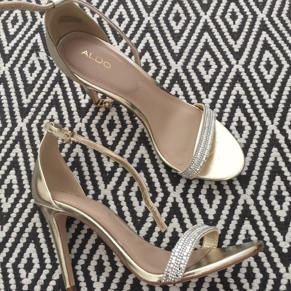 Beautiful and elegant stilettos from Aldo in gold with diamond details .worn once  at indoor occasion.. Skor.