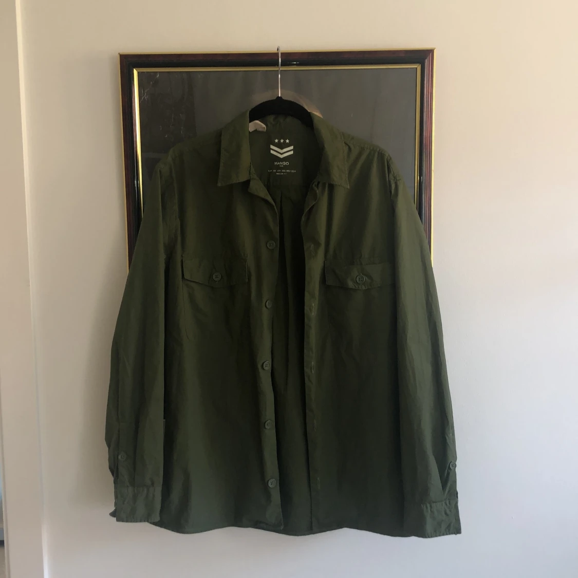 militärgrön skjorta 