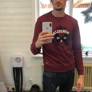 Bondelid sweatshirt  - Skön bondelid sweatshirt i mörkröd färg