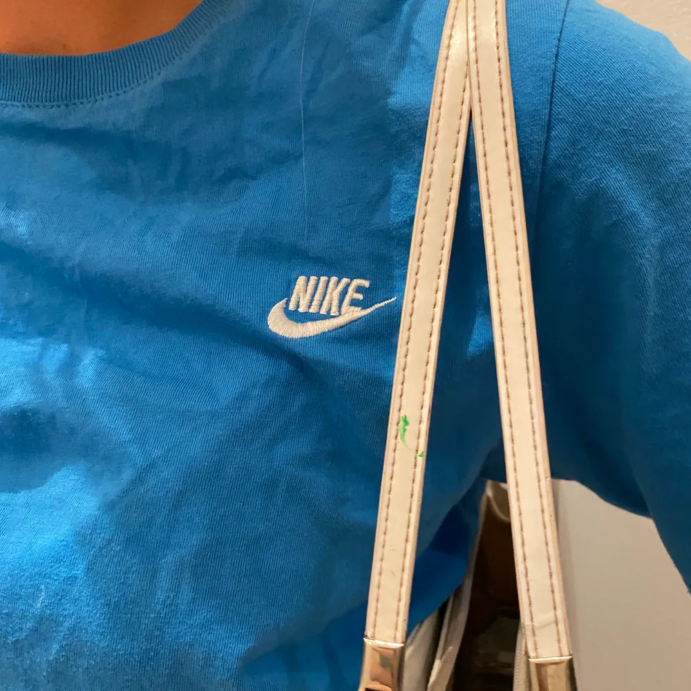 Nike t-shirt i storlek S men jag (på bilden) är vanligtvis en M! Bra skick!. T-shirts.