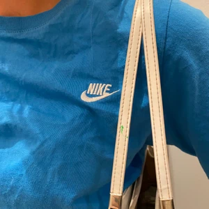 Nike t-shirt - Nike t-shirt i storlek S men jag (på bilden) är vanligtvis en M! Bra skick!
