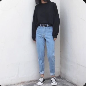 Mom jeans  - Säljer mina sjukt snygga och sjukt sköna mom jeans från Bik Bok. Väldigt fint skick och sitter superbra. Egan bilder kan skickas! 