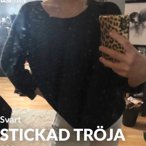 Svart oversized stickad tröja - Helt vanlig men så mysig och fin svart stickad tröja som är lite oversized, perfekt till hösten