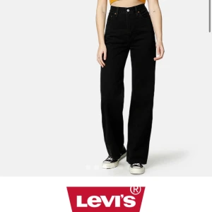 Levis ribcage wide - Säljer dessa då dem inte kommer till användning längre tyvärr. Dem är i jätte fint skick, högst använda 10 gånger och Waist 29! Jag är 171 cm lång. Frakt ingår inte❣️