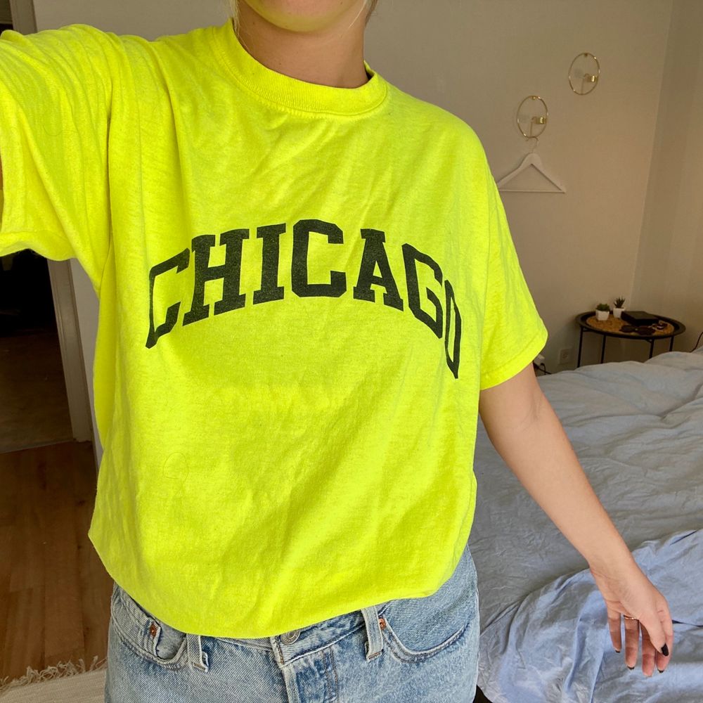 Neongul oversized t-shirt med ”Chicago” text. Köpt ifrån prettylittlethings. Funkar jättebra att ha både instoppad eller som den är. Är i storlek S men skulle säga att den passar både större och mindre beroende på hur man vill att den ska sitta. Säljes för 35kr + frakt 🚚 . T-shirts.