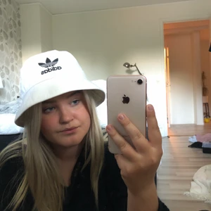 Adidas bucket- hat - Väldigt bra skick då den knappt är använd, de ända är att den har en fläck fram till som var när jag köpte den. Går säkert och tvätta bort bara. Köpt för 300kr , mitt pris är 170+ frakt 