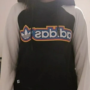 Adidas hoodie+ Adidas tights  - Oanvänt Adidas set. Mycket bra skick. Kan säljas separat men också tillsammans. Pris för båda = 185 hoodie = 100 byxor =85. Möts upp i Stockholm eller står ni för frakten<3