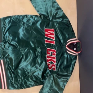 Vintage Bomber Size L. - Köpt på thrift i Krakow. Knappt använd.