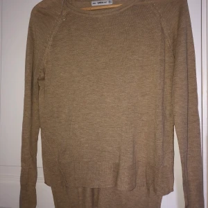 Tunn beige tröja från Zara stl S - JÄTTEfin passform med en slits längst ner på tröjan och på armarna. Lite längre där bak än där fram! Den e ljusare beige i verkligheten btw!