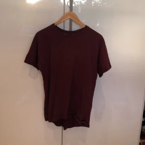 Pull and bear t-shirt i vinröd  - Vinröd t-shirt men uppkavlade ärmar 