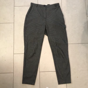 Rutiga kostymbyxor från monki i M - Svart-vit-rutiga kostymbyxor från monki i stl M