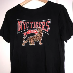 T-shirt från Ginatricot med tigertryck🐯 - svart T-shirt storlek M. Cool tröja i bra skick! 