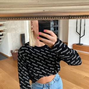 Tröja - En sjukt snygg stickad tröja från chiquelle säljer jag nu då jag tröttnat på den, i fint skick och använd sparsamt ✨ tillkommer frakt