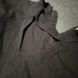 Svart klänning/gotich - Denna klänning har lite annorlunda strl den passar en xs/s Och även en 156-170 i barn strl. Den är lite gotich skulle jag själv säga eftersom den har den lite typiska v necken ( vet inte hur jag ska förklara bättre men ni ser ju bilden ) Köpare står för eventuel frakt.