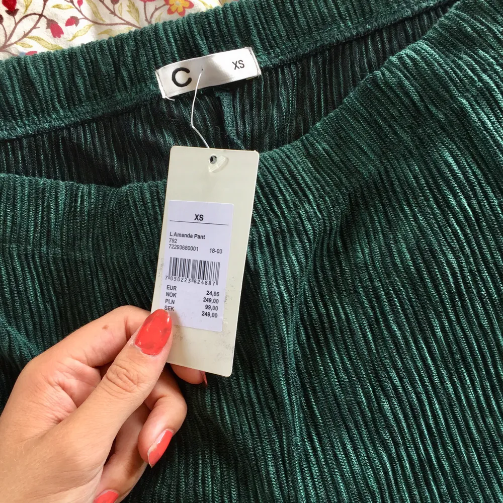 Helt nya byxor från Cubus i storlek Xs, men passar större också. Aldrig använda. Jätte fin grön färg. Lite genomskinligt material. Frakt: 40kr . Jeans & Byxor.