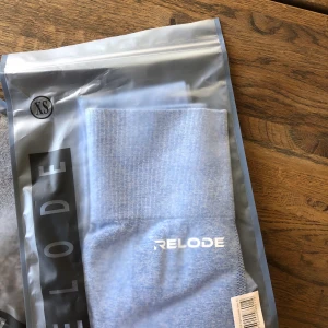 Relief Classic Seamless tights - Ljusblåa tights från märket rekord. har nämligen dubbletter av dessa tights så tänkte sälja dem. Dem är i stl XS men jag har vanligtvis S o tycker dessa sitter som en smäck ändå. Dessa är helt oöppnade.